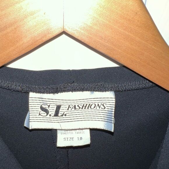 Black dress - Picture 6 of 7